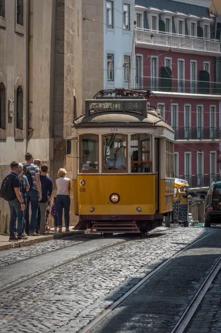 Detail Lisboa Straßenbahn Gelb In Altstadtgasse Number 19
