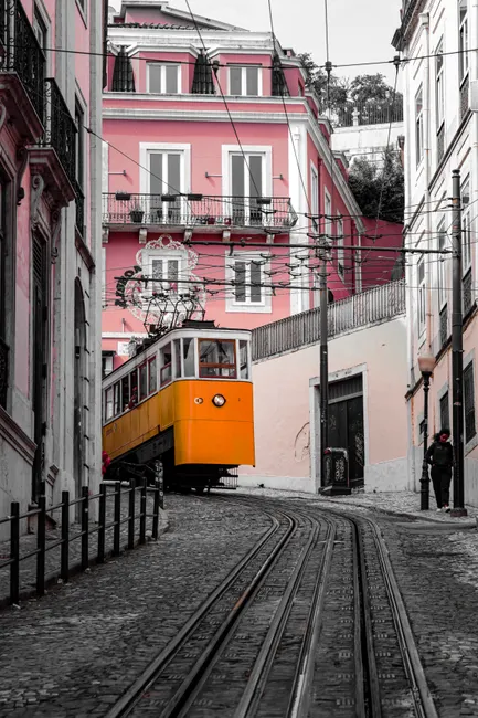 Detail Lisboa Straßenbahn Gelb In Altstadtgasse Number 20