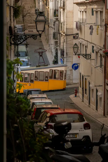 Detail Lisboa Straßenbahn Gelb In Altstadtgasse Number 3