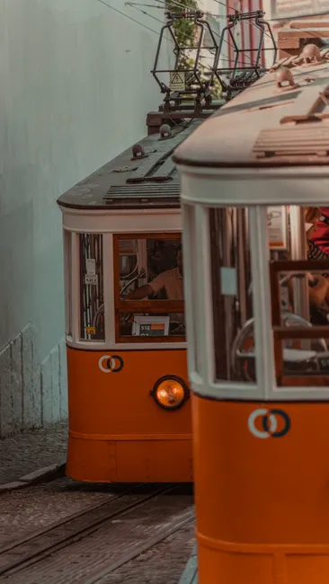 Detail Lisboa Straßenbahn Gelb In Altstadtgasse Number 4