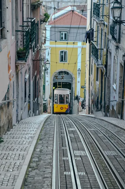 Detail Lisboa Straßenbahn Gelb In Altstadtgasse Number 6