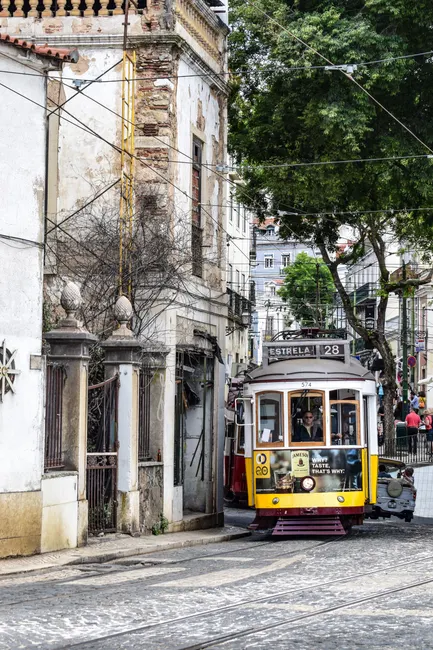 Detail Lisboa Straßenbahn Gelb In Altstadtgasse Number 7