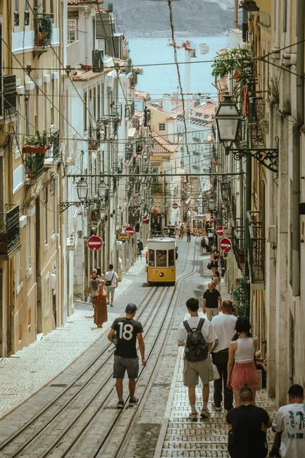 Detail Lisboa Straßenbahn Gelb In Altstadtgasse Number 8