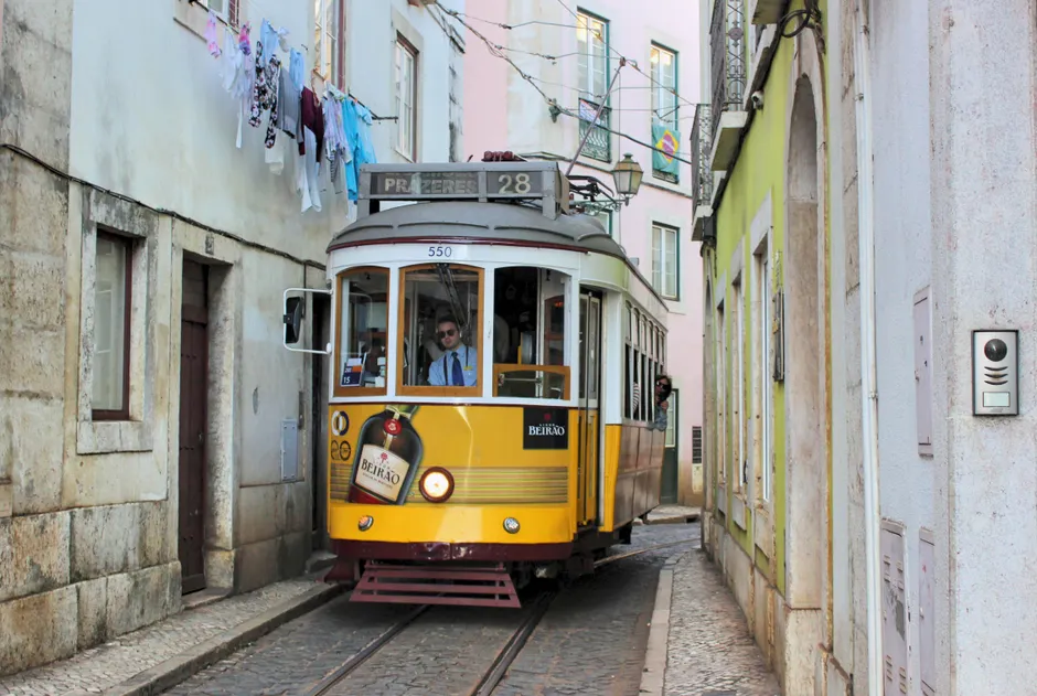 Detail Lisboa Straßenbahn Gelb In Altstadtgasse Number 9