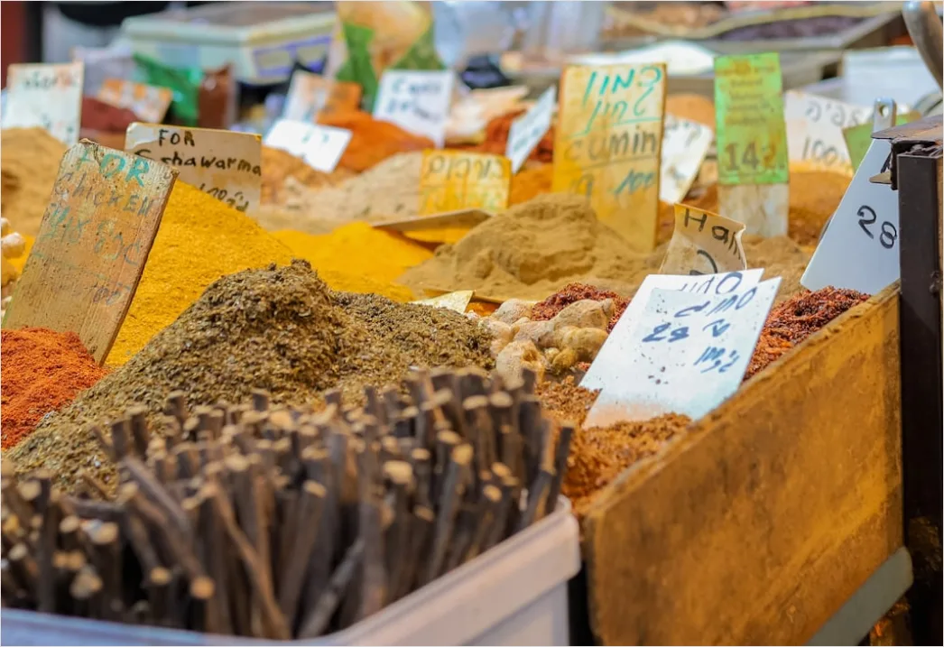 Marktbesuch Frische Gewuerze In Schalen Nahaufnahme 2815
