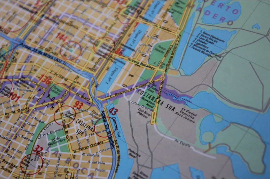 Metrokarte Und Stadtplan Auf Handflaeche Nahaufnahme 0d04
