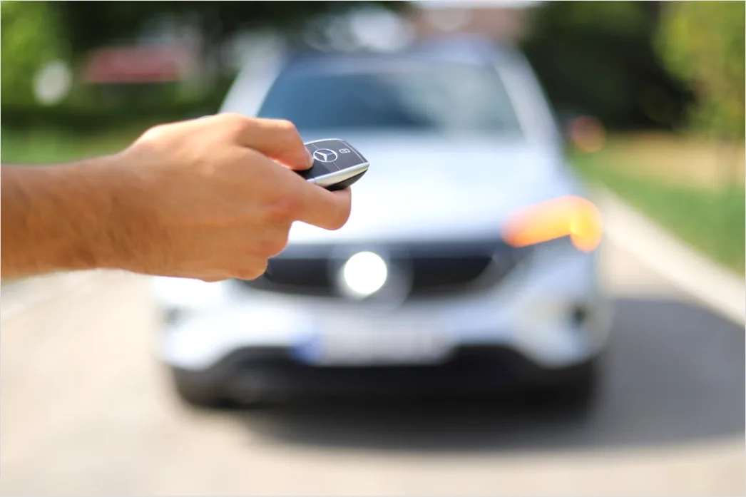 Mietwagen Schluessel In Der Hand Vor Auto Nahaufnahme 64e6