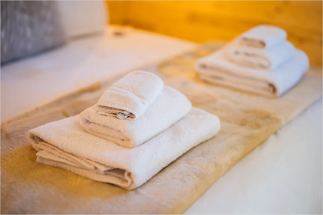Minimalistisches Hotelbad Handtuecher Gerollt Detail 8915