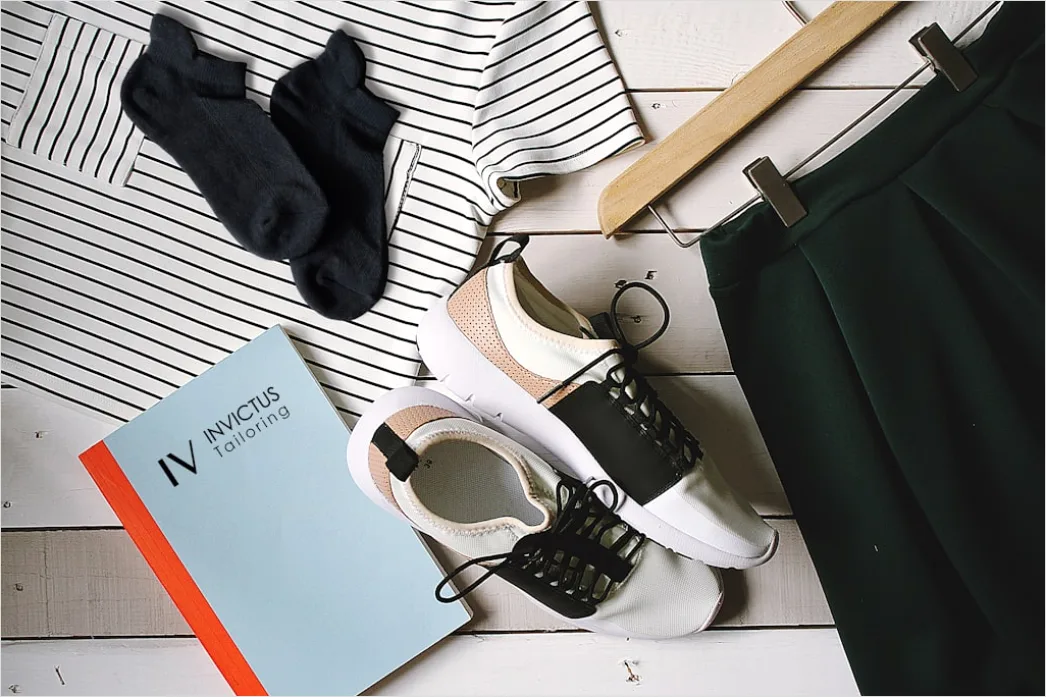 Detail Minimalistisches Packen Capsule Wardrobe Reisekleidung Flat Lay Number 16