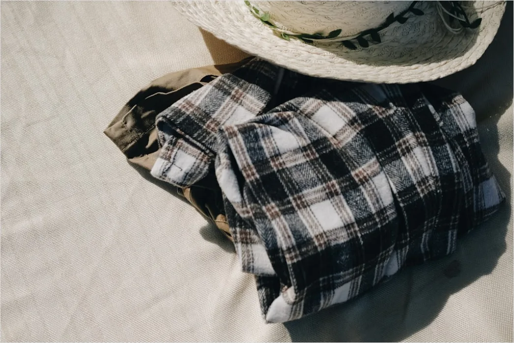 Detail Minimalistisches Packen Capsule Wardrobe Reisekleidung Flat Lay Number 18