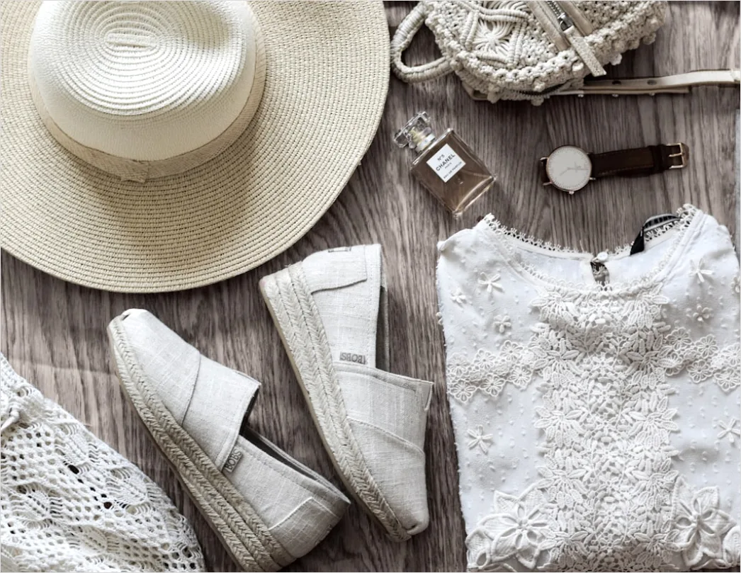 Detail Minimalistisches Packen Capsule Wardrobe Reisekleidung Flat Lay Number 10