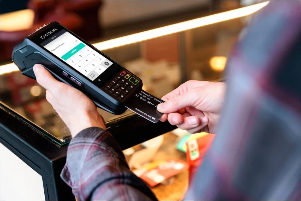Detail Mobile Payment Tap To Pay Im Cafe Foto Number 11