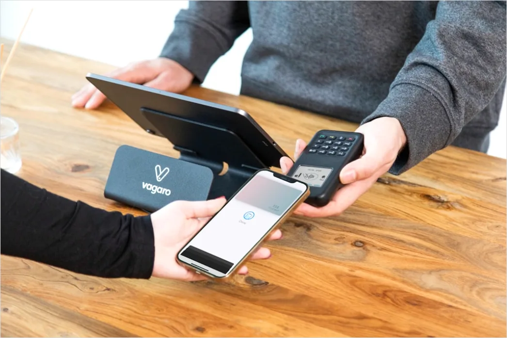 Detail Mobile Payment Tap To Pay Im Cafe Foto Number 16