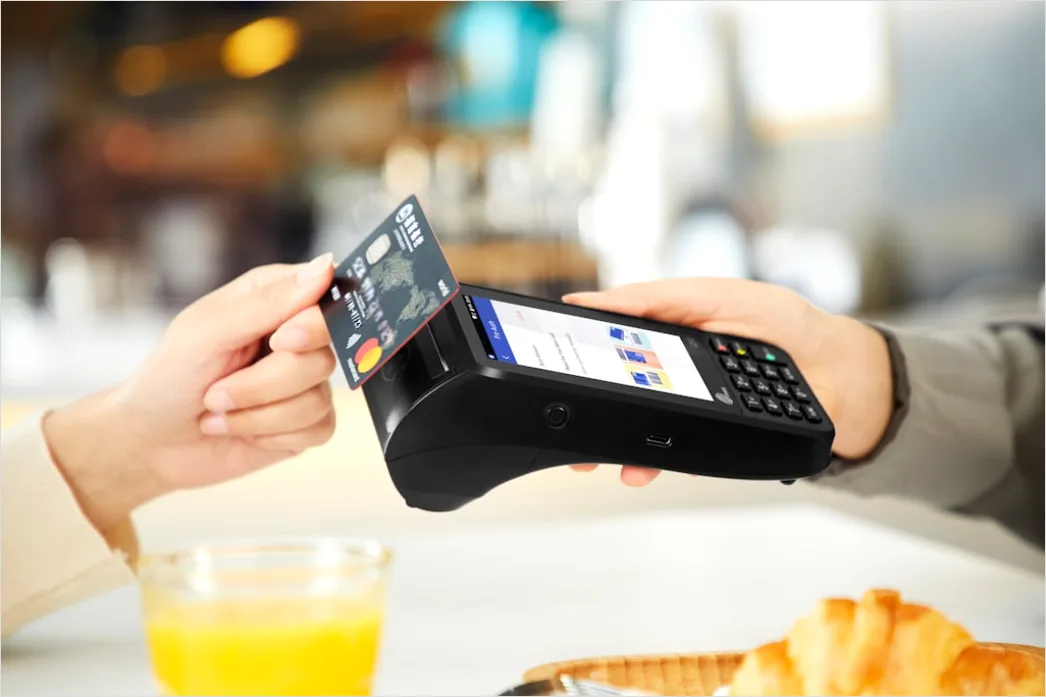 Detail Mobile Payment Tap To Pay Im Cafe Foto Number 19