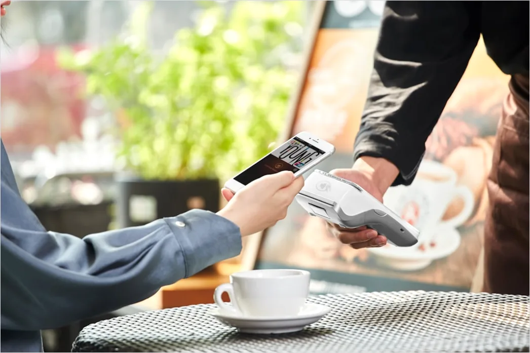 Detail Mobile Payment Tap To Pay Im Cafe Foto Number 20