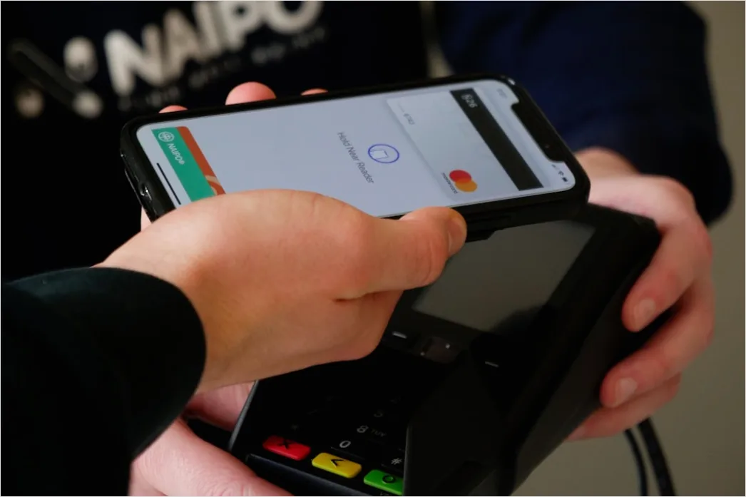 Detail Mobile Payment Tap To Pay Im Cafe Foto Number 3