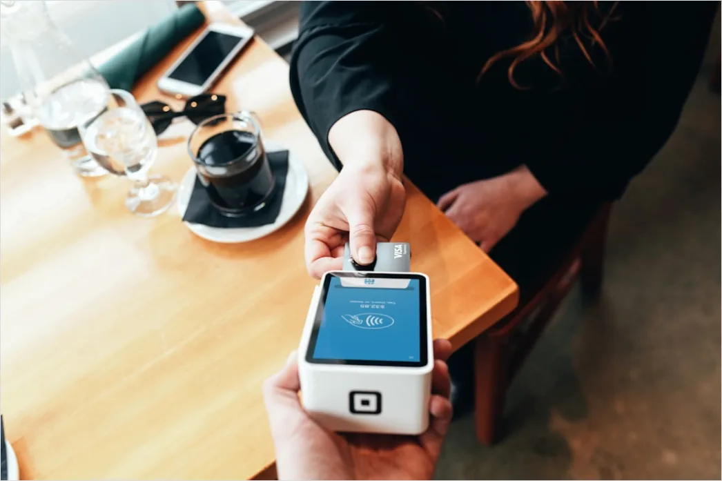 Detail Mobile Payment Tap To Pay Im Cafe Foto Number 4