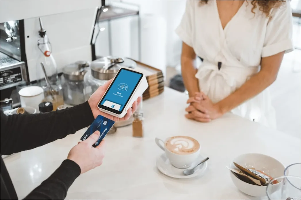 Detail Mobile Payment Tap To Pay Im Cafe Foto Number 5