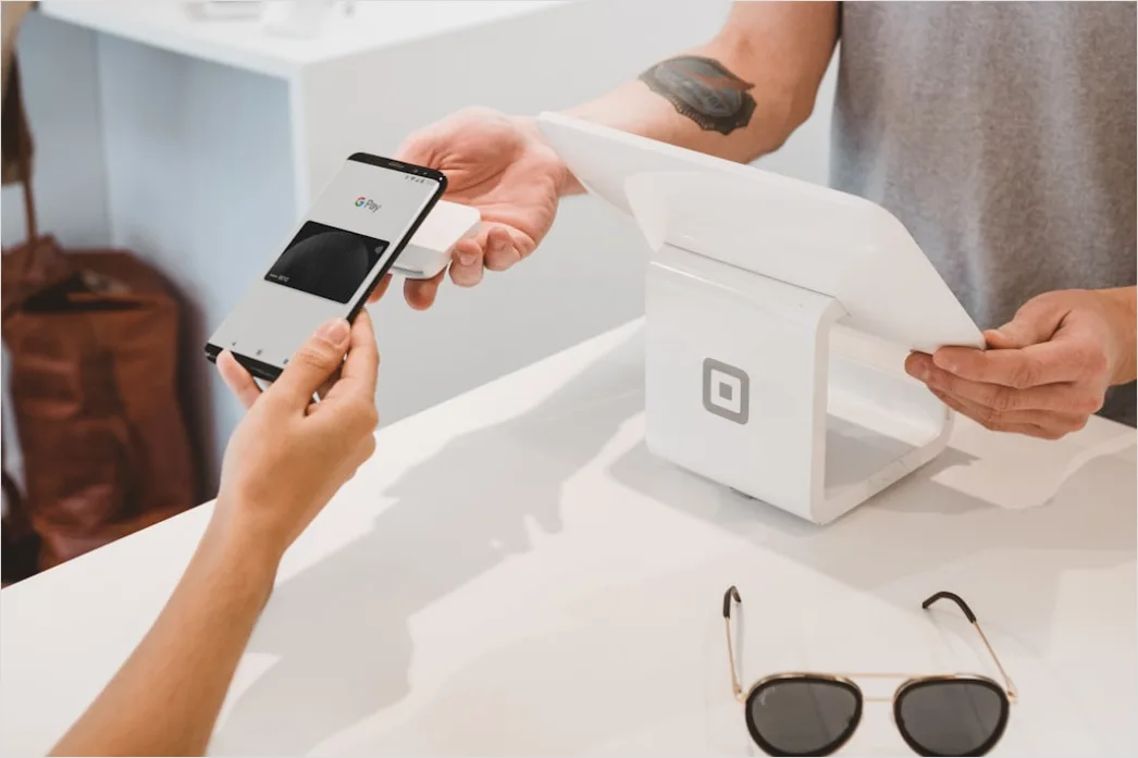 Detail Mobile Payment Tap To Pay Im Cafe Foto Number 6