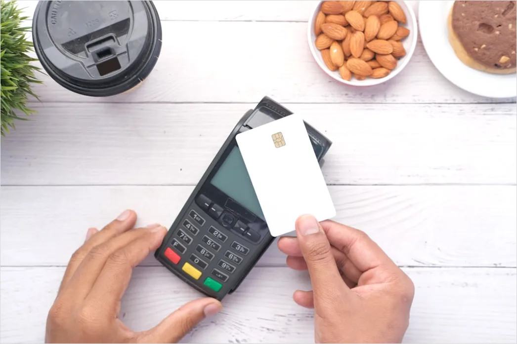 Detail Mobile Payment Tap To Pay Im Cafe Foto Number 7