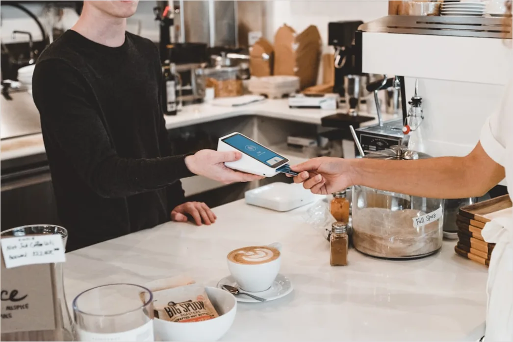 Detail Mobile Payment Tap To Pay Im Cafe Foto Number 9