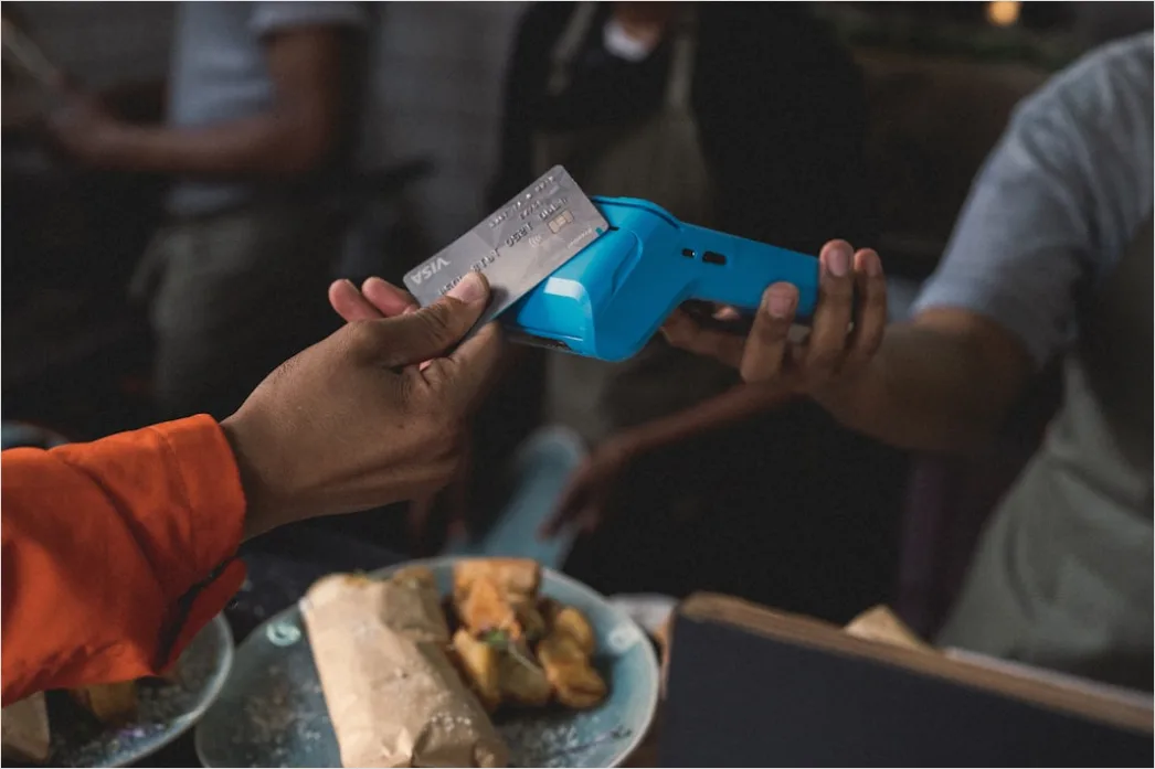 Detail Mobile Payment Tap To Pay Im Cafe Foto Number 10
