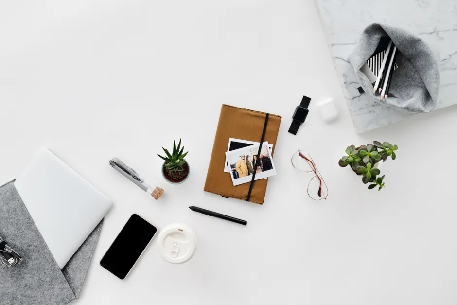 Moderner Schreibtisch Mit Laptop Und Notizbuch Flat Lay Foto 8ed6
