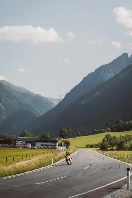Detail Motorrad Tour Auf Passstraße Alpen Kurven Number 16