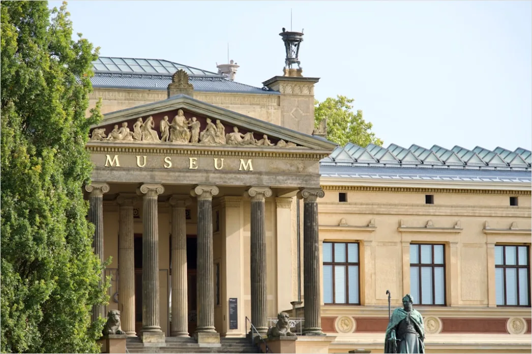 Museum Audioguide In Der Hand Vor Ausstellung Nahaufnahme 8671