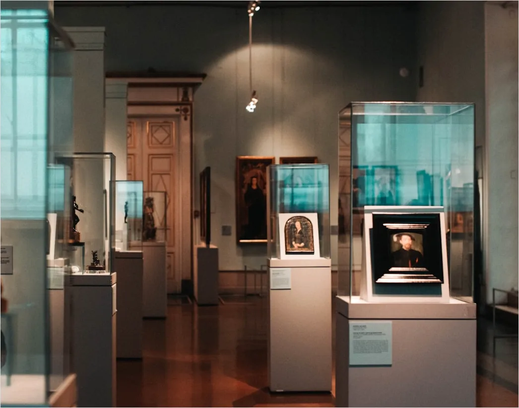 Museum Vitrinen Mit Artefakten Reflektionsfreies Glas Foto Ccee