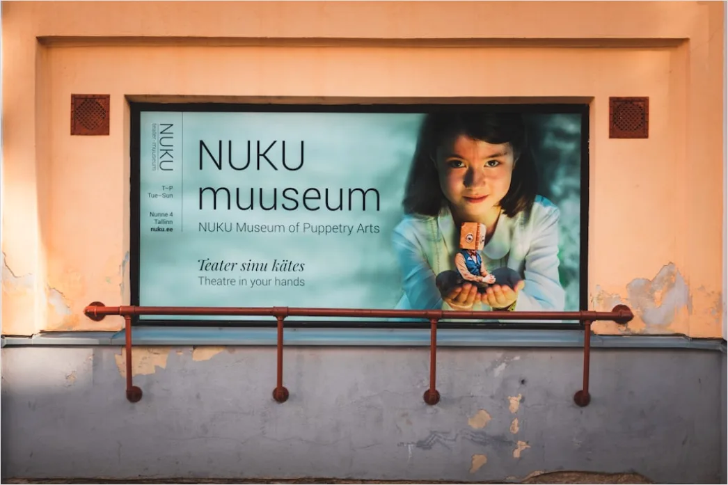 Museumsschild Erklaertafel Neben Kunstwerk Nahaufnahme Fb76