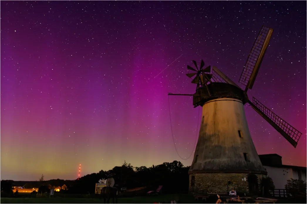 Nordlichter Aurora Borealis Ueber Landschaft Nacht 5fe0