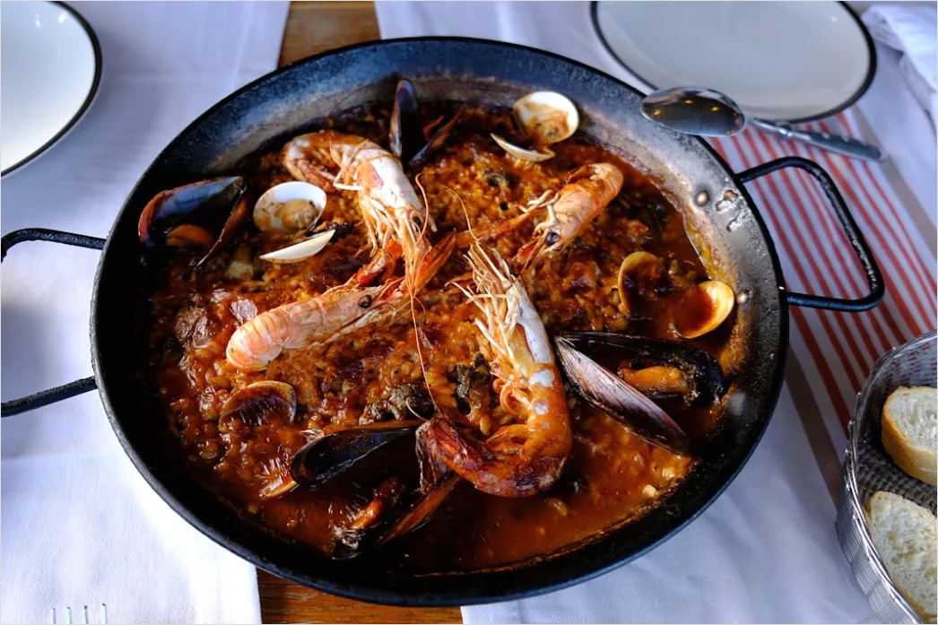 Paella In Spanien Pfanne Auf Tisch Detail E011