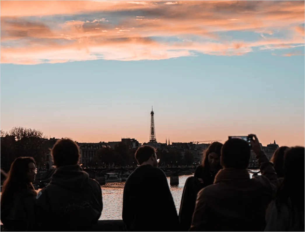 Paris Eiffelturm Bei Sonnenuntergang Mit Menschen Silhouettes 70b4
