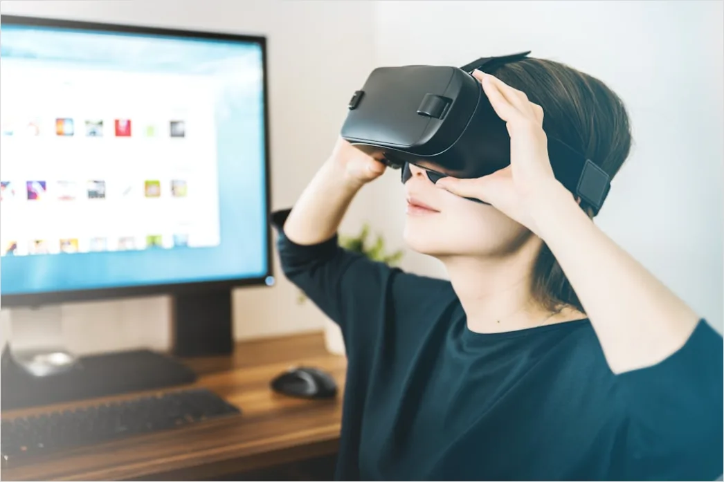 Person Mit Vr Brille Und Controllern Foto