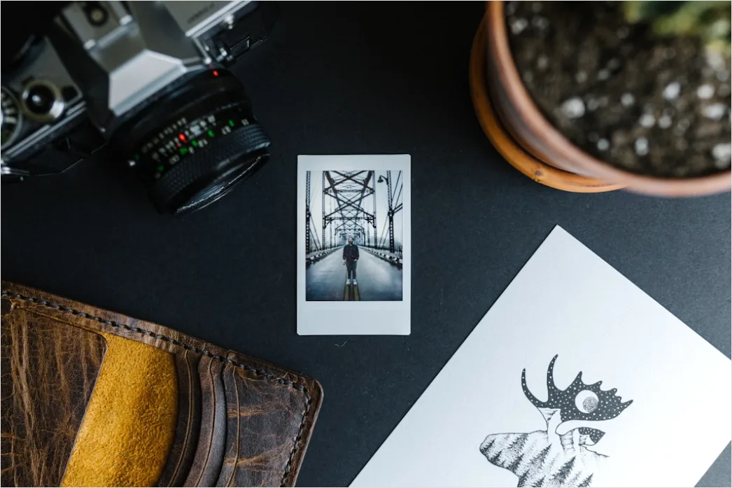 Polaroid Fotos Auf Tisch Mit Landkarte Flat Lay E096