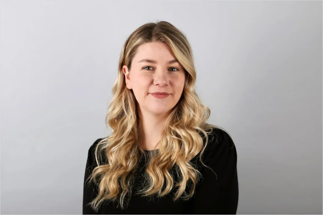 Professionelles Headshot Vor Neutralem Hintergrund Buero Foto 4341