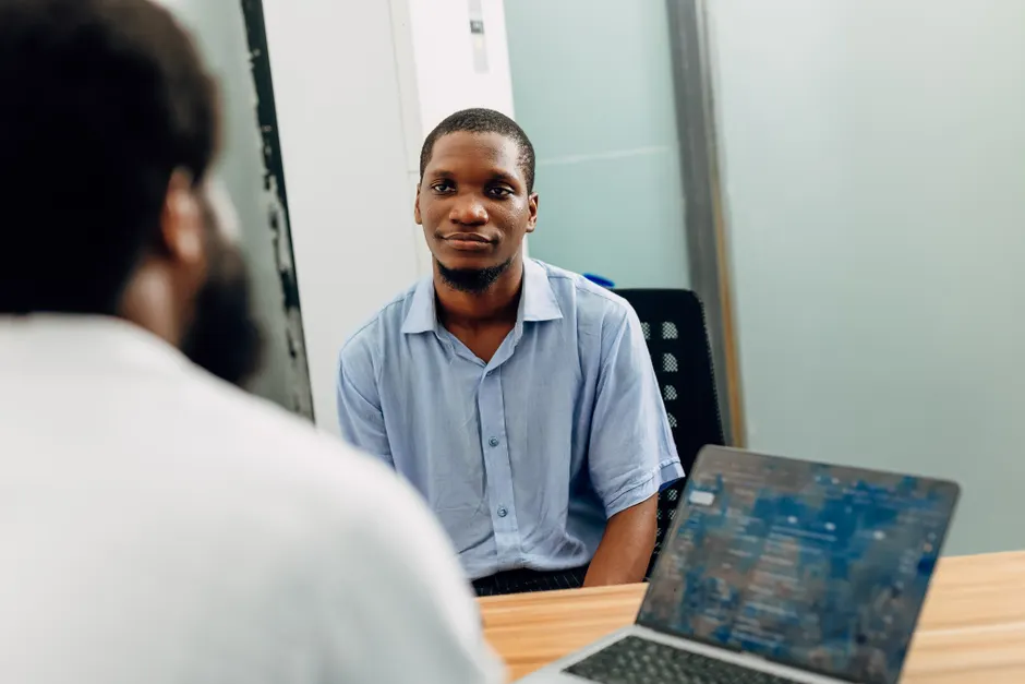 Recruiter Prueft Bewerbungsunterlagen Am Laptop Foto E12f
