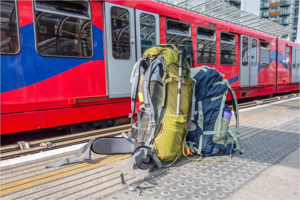 Reise Mit Rucksack Im Zug Gang Perspektive 3f20