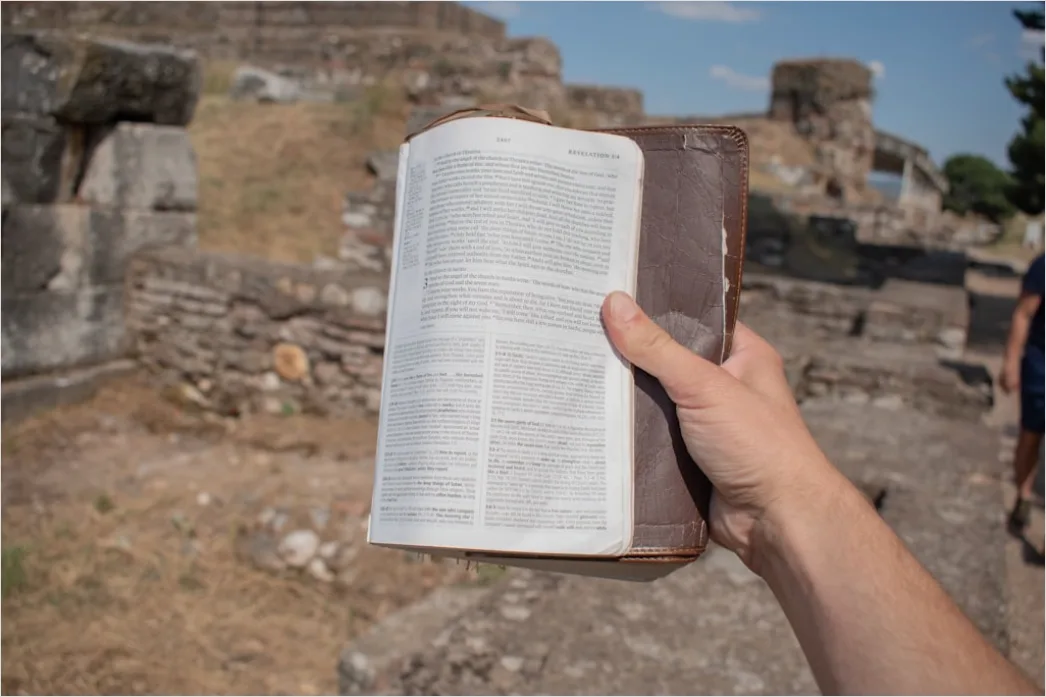 Detail Reiseführer Buch In Der Hand Vor Monument Number 14