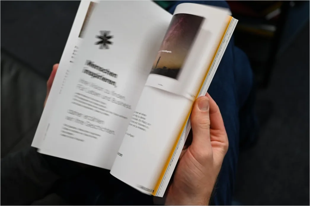 Detail Reiseführer Buch In Der Hand Vor Monument Number 17