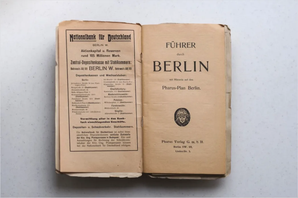 Detail Reiseführer Buch In Der Hand Vor Monument Number 19