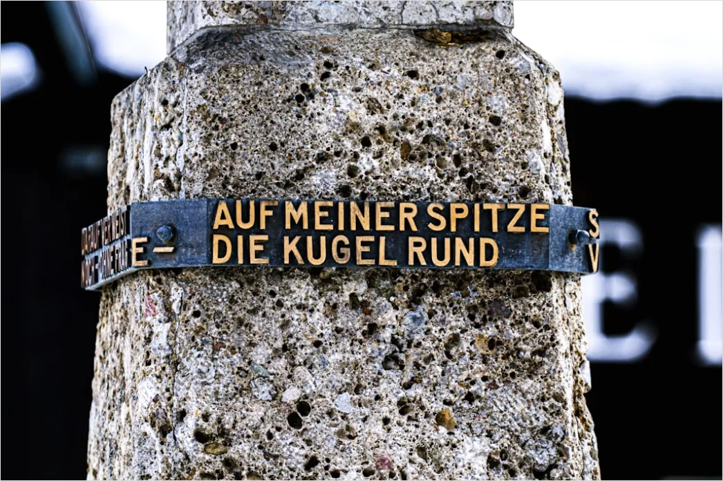 Detail Reiseführer Buch In Der Hand Vor Monument Number 6
