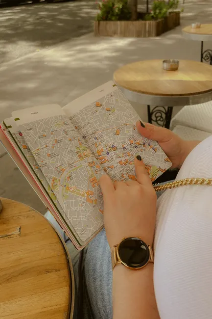 Reisefuehrer Und Stadtplan Auf Cafe Tisch Reisestimmung 56a3