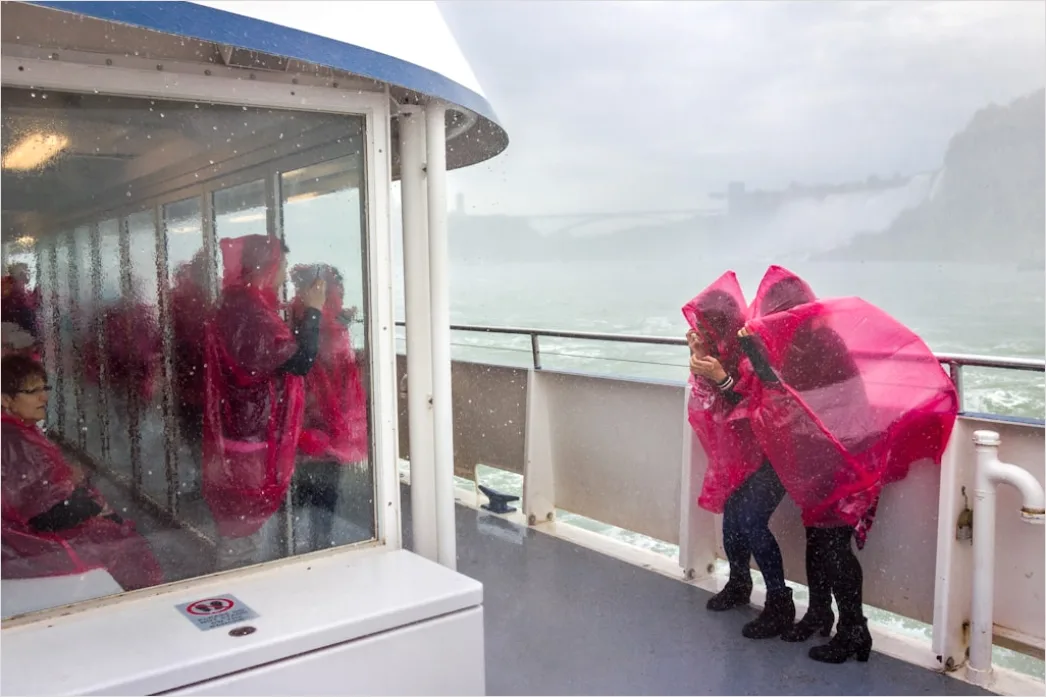 Reisende Mit Regenponcho Sightseeing Im Regen C171