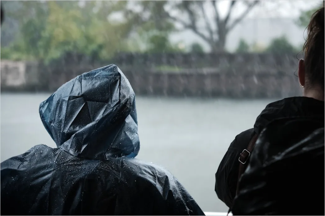 Detail Reisende Mit Regenponcho Sightseeing Im Regen Number 2