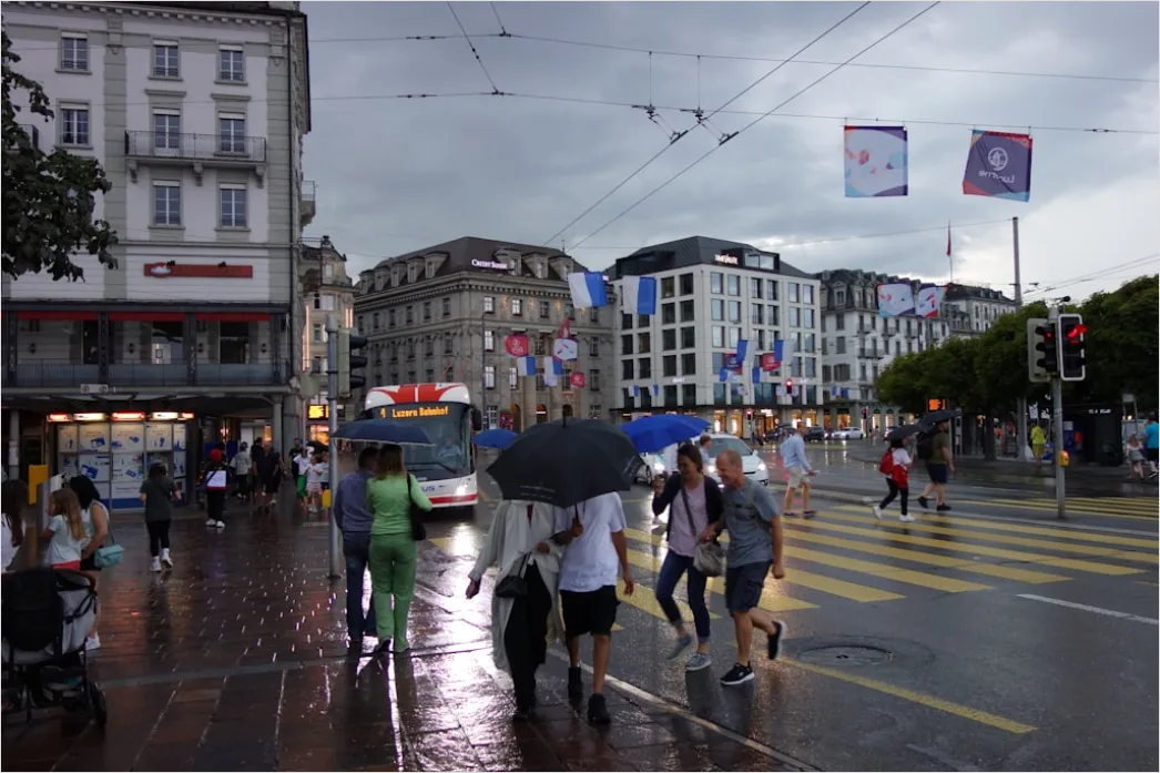 Detail Reisende Mit Regenponcho Sightseeing Im Regen Number 11