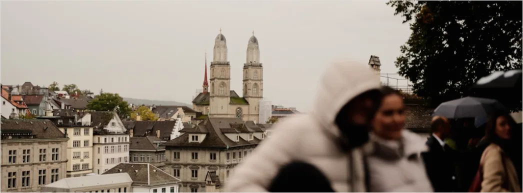 Detail Reisende Mit Regenponcho Sightseeing Im Regen Number 12