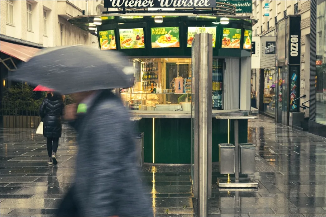 Detail Reisende Mit Regenponcho Sightseeing Im Regen Number 13