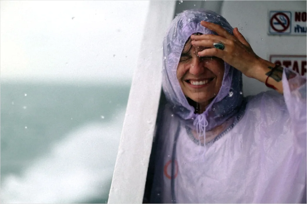 Detail Reisende Mit Regenponcho Sightseeing Im Regen Number 17